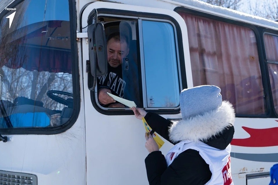    Активисты «Движения Первых» поздравили водителей автобусов Горловки с 23 февраля. Фото: «Движение Первых» ДНР