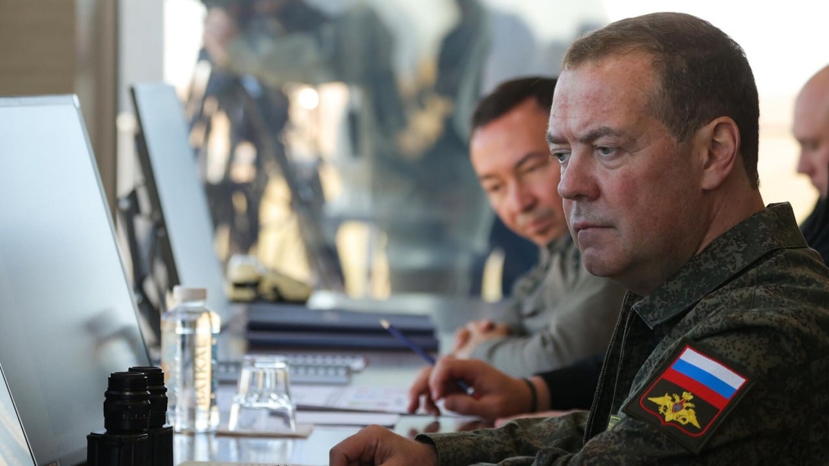     «Свои же повесят на майдане». Медведев не исключил бегство лидеров киевского режима