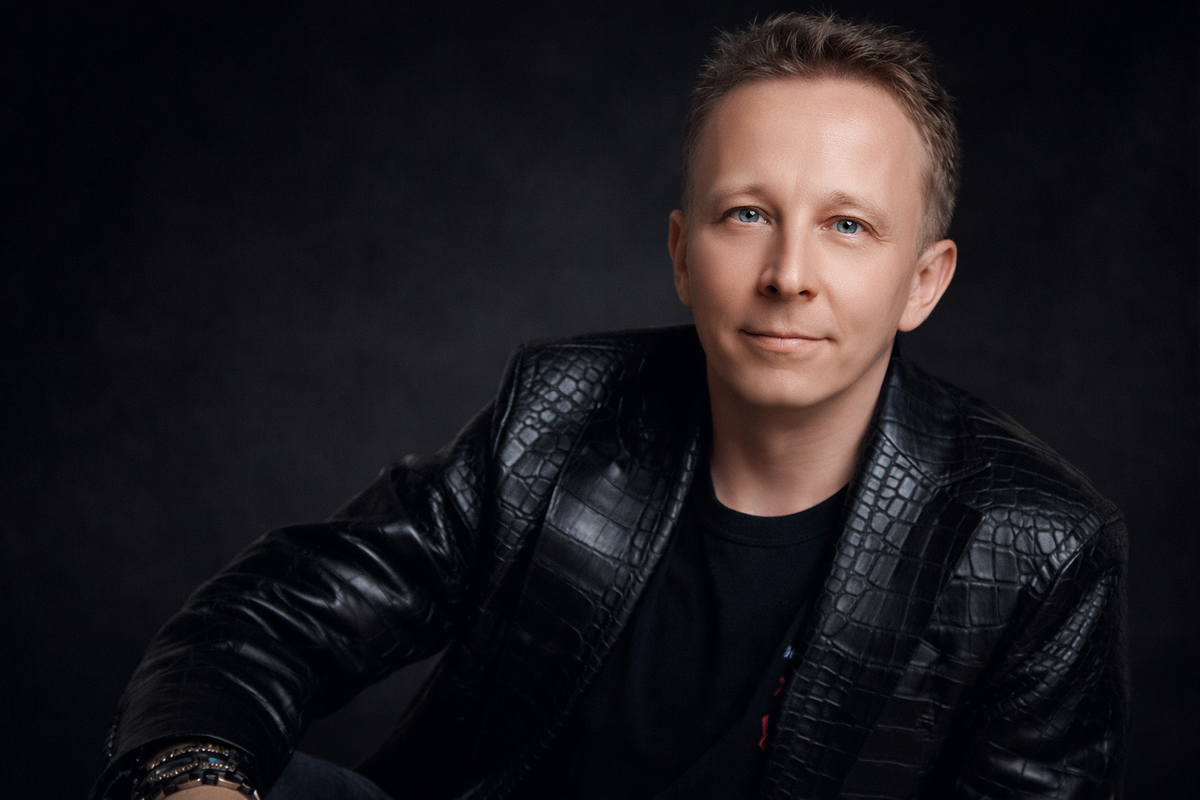 Фото ИИ Sora. Иван Иванович Охлобыстин — советский и российский актёр кино, телевидения, озвучивания и дубляжа, кинорежиссёр, сценарист, продюсер, драматург, журналист, писатель.