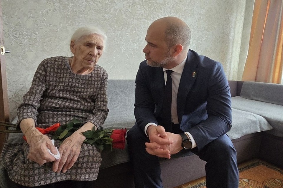    Глава Дебальцево Сергей Желновач навестил ветерана Великой Отечественной войны. Фото: Администрация городского округа Дебальцево