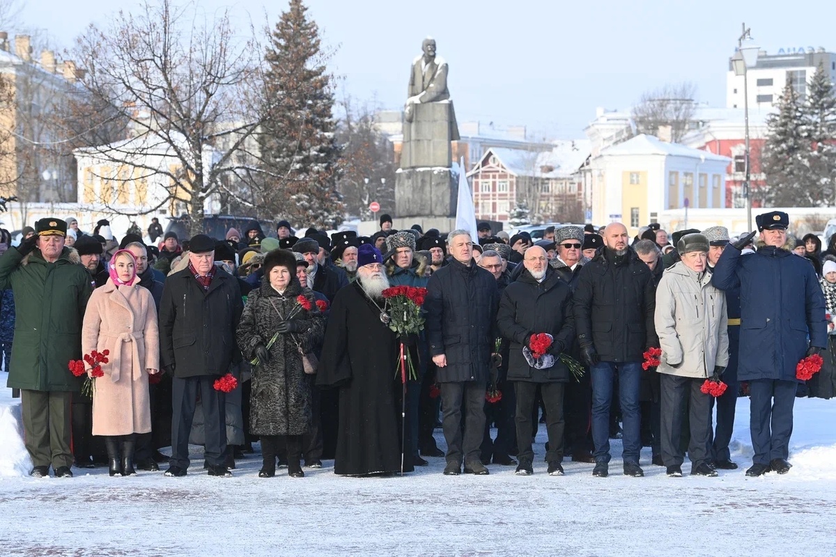    «Мы никогда не забудем подвиг героев»: Элиссан Шандалович почтил память защитников Отечества на церемонии в Петрозаводске© Элиссан Шандалович