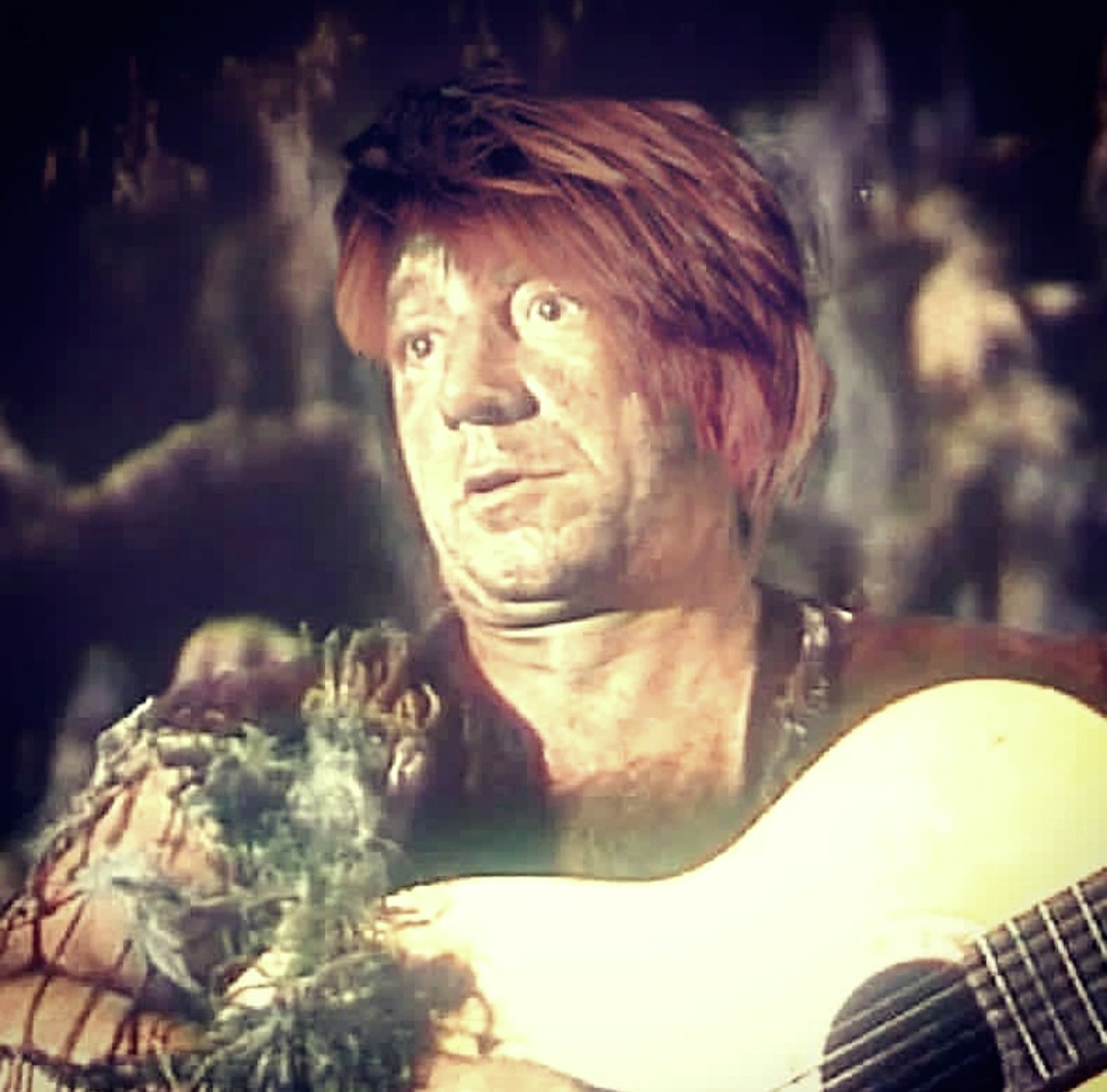 ИЗАУРА МИХАЙЛОВНА

Как же наша Родина в перестроечные годы переживала, когда злобный Леонсио измывался над беззащитной, кроткой, милой, хорошенькой рабыней Изаурой.
Мне несказанно повезло. Я лично видела самого переживающего соотечественника. Вернее, соотечественницу. В год проката этого сериала библиотека наша была закрыта для зрителя на время ремонта. Коллектив работал с фондом, и включённый телик не возбранялся.
Ко времени утреннего показа "Рабыни" в коллективе начинались переглядки. Все ожидали шоу, и оно наступало. К экрану подходила Она. Опускалась на стул... И напрочь выпадала из реальности.

Было все: стоны, слёзы, прижатые к груди кулачки или протянутые к экрану ладони, стиснутые колени, плечи, поднятые будто в ожидании ударов, дробный стук каблуков, подскакивания со стула и неизменное проговаривание в полголоса:
— Гад! Гад!

Коллеги из других отделов в этот час не забывали заглянуть на наш этаж и подивиться происходящему у экрана. Надо отдать должное всеобщей деликатности. Ни одной насмешки или иронической реплики страдалица за Изауру не услышала. Было очевидно — страдает по-честному.
Для себя я стала звать ее Изаура Михайловна. Хотя, я ж не знаю, как она другие сериалы смотрела, возможно, с неменьшим вживанием и не менее зрелищно. Или, может, у них так в семье принято... Никогда не встречала никого похожего..

Если ее пантомима у телика почти не обсуждалась, то в дни нашего обычного графика на своем рабочем месте, в книгохранилище, она неслабо давала прикурить всем, кому выпало горе прийти туда с читательской заявкой и напороться именно на нее. У несчастного неизменно возникало желание ее чуточку придушить. Вот тут и были вопли, жалобы и разборки на повышенных тонах с хлопаньем двери.

В целом, ее внешность, странности и абсолютное непонимание своих обязанностей вызывали и раздражение, и сочувствие. И в общем-то мы догадывались, почему у нее за Изауру сердце кровью обливается.
Если бы в те годы в нашей стране проводились шоу двойников, она сорвала бы там 