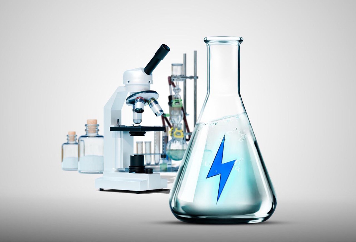    Электролит прошёл квалификацию у нескольких российских производителей батарей и в настоящее время проходит тестирование в девяти компаниях, работающих в различных сегментах. АО «Росатом Химия» уже поставляет электролит отечественным производителям медицинского и специального оборудования. Источник фото: Телеграм-канал «ТВЭЛ в эфире».