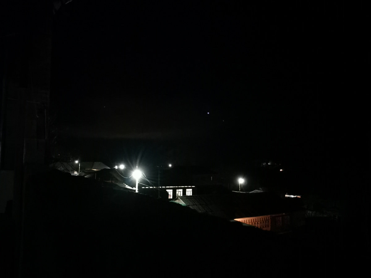 Фото автора: ночь в горном селе, кто-то не спит (Дагестан, январь 2024)