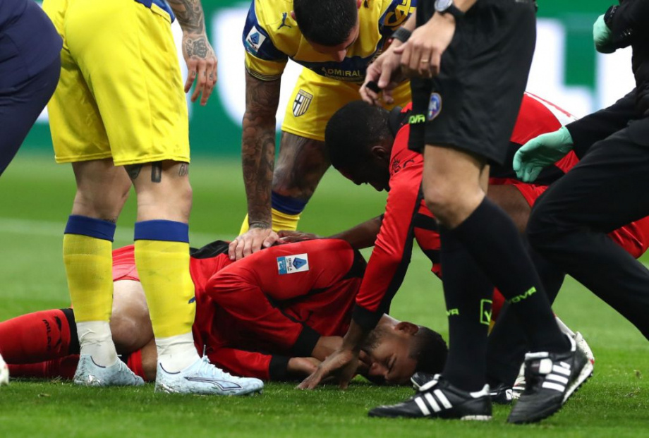 Травма произошла на 8-10 минуте встречи на стадионе «Сан-Сиро». Лофтус-Чик столкнулся с вратарём «Пармы» Эдоардо Корви