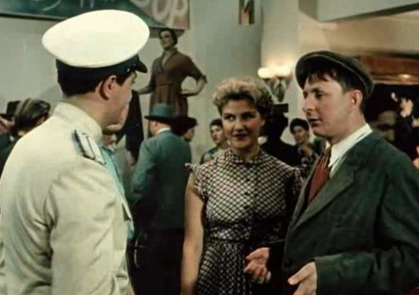 Фото: кадр фильма "За витриной универмага"