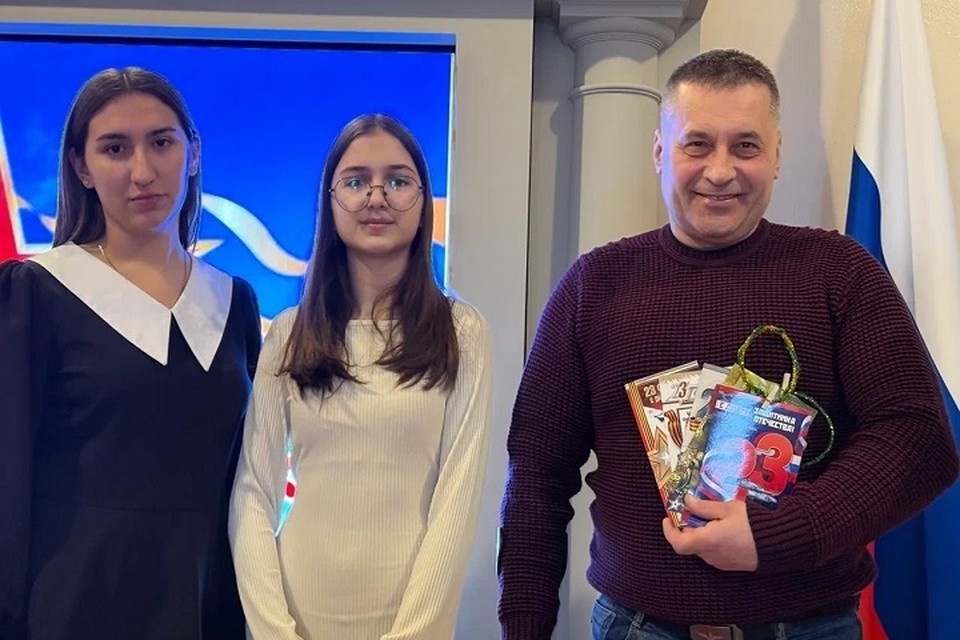    Молодежь ДНР поздравила учителей-участников СВО с Днем защитника Отечества. Фото: Минмол ДНР