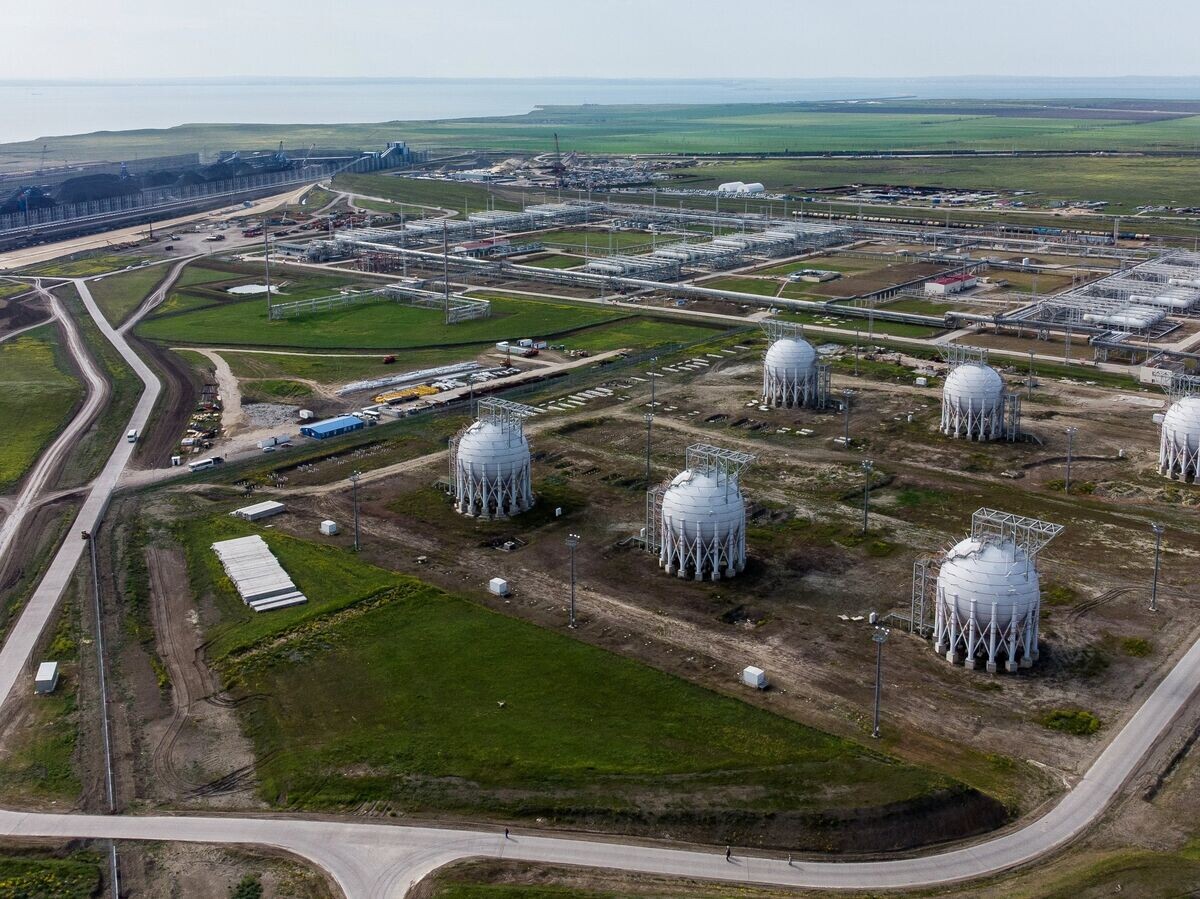    Емкости для хранения сжиженного газа на территории Таманского терминала навалочных грузов© РИА Новости . Виталий Тимкив