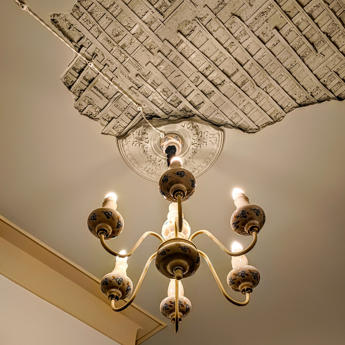 Небольшой спойлер - прямо на входе в апартаменты Вас встречает невероятный потолок! Вы только посмотрите - это самое настоящее произведение искусства! История и современность в одном месте. До мурашек, как хорошо!