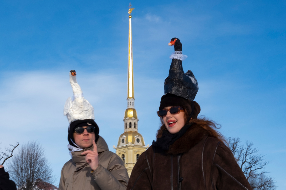 Вот таких лебедей я встретила по пути на праздник