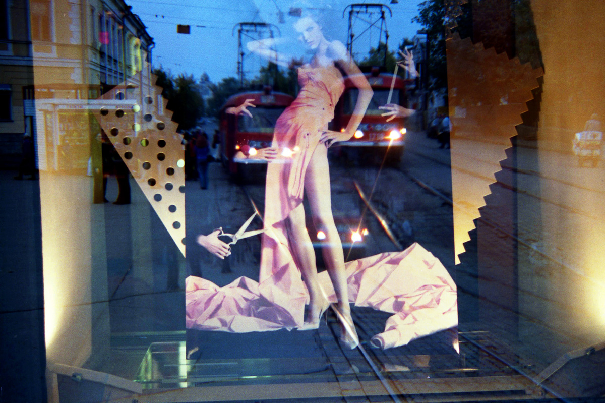 © Валерий Железняков, серия "Трансформация", "Ножницы", Нижний Новгород, 2002