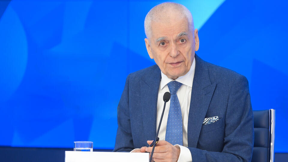     Онищенко заявил об отсутствии проблем с утилизацией бахил РИА Новости/Мария Девахина