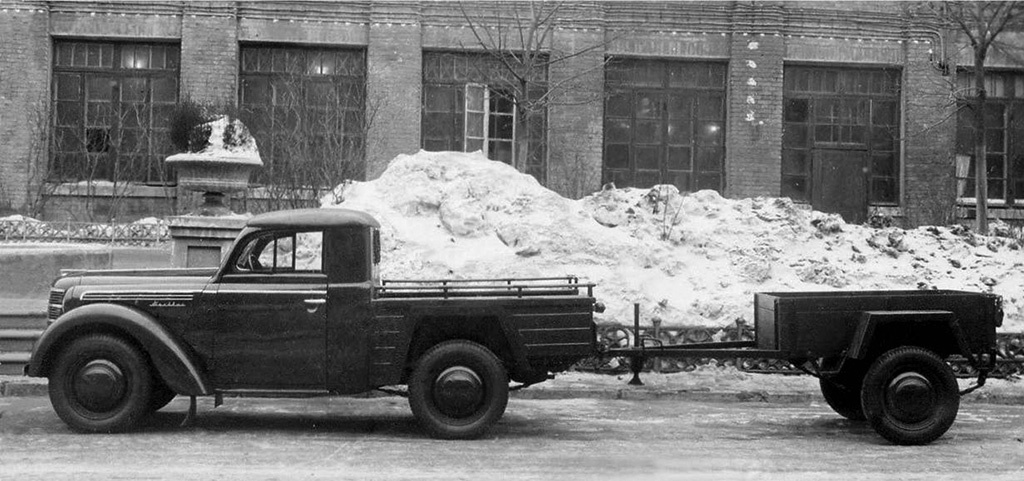 Аэродромная специальная машина АСМ-1 завода МЗМА с прицепом 1‑АП-04. Прицеп имел уголковую раму, рессорную подвеску, трубчатую ось и деревянную платформу. Он был рассчитан на грузоподъемность 0,4 т, однако пикап-«Москвич» едва тянул 200 кг
