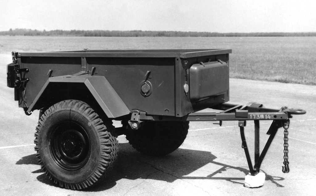 По легенде, прицеп ГАЗ-704, он же — 1‑П-0,5, создали в качестве полезной нагрузки, чтобы во время испытаний ГАЗ-69 по дорогам общего пользования не смущать обывателей буксированием миномета. На снимке — модернизированный вариант, УАЗ-8109 на шинах 8,40‑15 вместо 6,50‑16, со светотехникой, отвечающей нормам безопасности ЕЭК ООН