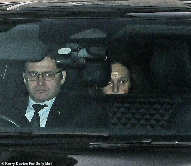 Последее известное фото Сары Фергюсон, сделанное папарацци в тот момент, когда она приезжала  12 декабря 2025 года на крестины своей внучки Афины (от принцессы Беатрис)  