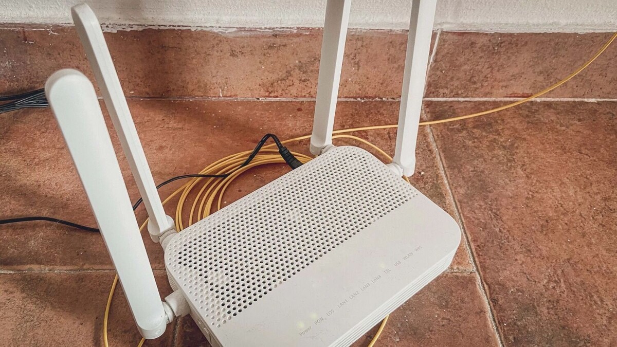    Мобильный vs домашний. Плюсы и минусы есть везде, но выбор все равно за абонентом.   1MI