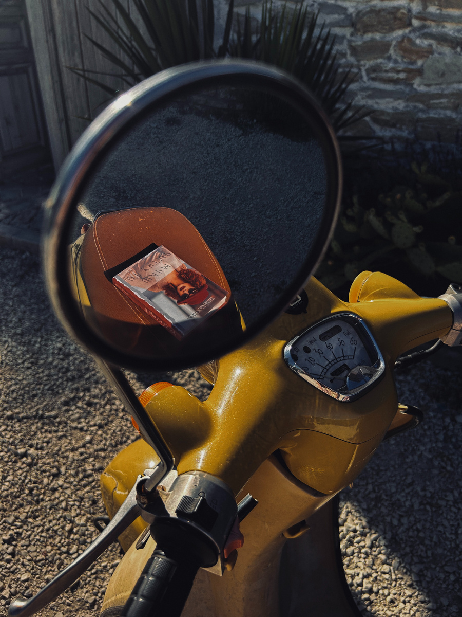 Эпизод, в котором Княженика открывает вселенную "Шарм От Кутюр" | На снимке книга