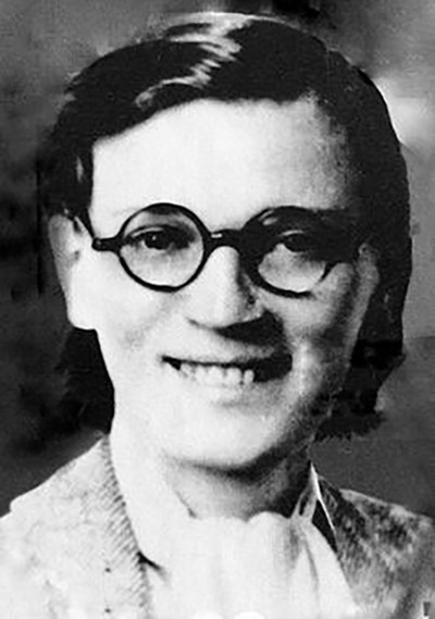 Китти Харрис в “униформе” : очки и гладкая прическа создавали легко забываемый образ