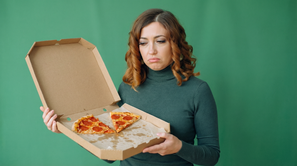 И когда ты, выжатая как лимон, наконец-то доползаешь до вечера, вдруг звонит подруга и зовёт на внезапную пиццу.