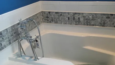 Выделяем акцентную зону вокруг ванны плиткой другого цвета.