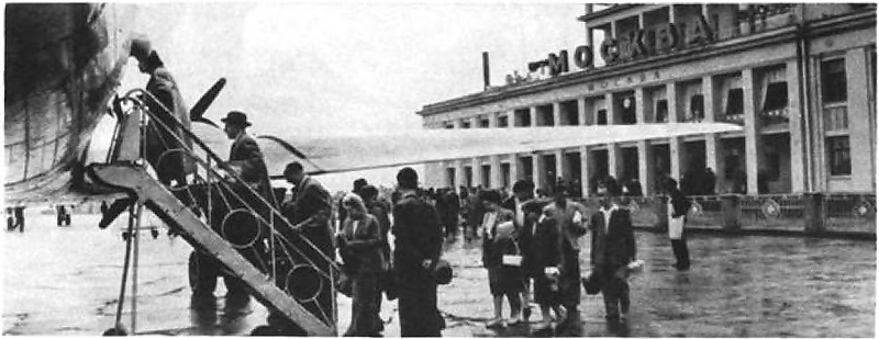 Производится посадка пассажиров на самолёт Ил-12, выполняющий рейс SU115 в Прагу с дальнейшей пересадкой на рейс AF753 в Париж. Москва, аэропорт Внуково, 1954 год. Фото из журнала «Огонёк» за август 1954 года