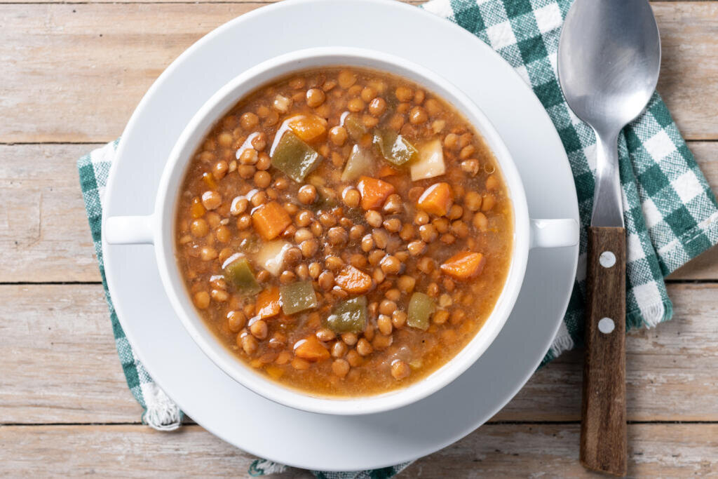    Lentil soup with vegetables in bowl on wooden table Журналист