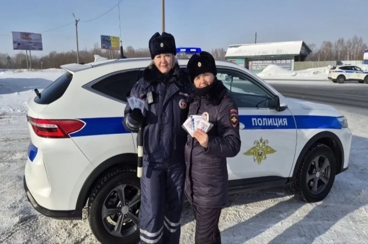    Леди в погонах поздравили водителей с праздником в Томском районе