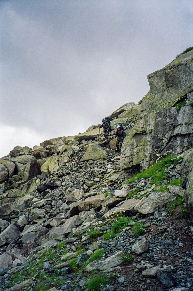 Вообще в горах нет понятия "идти вверх". Ты всегда идёшь "вверх-вниз". Но при этом или "вверх" или "вниз".