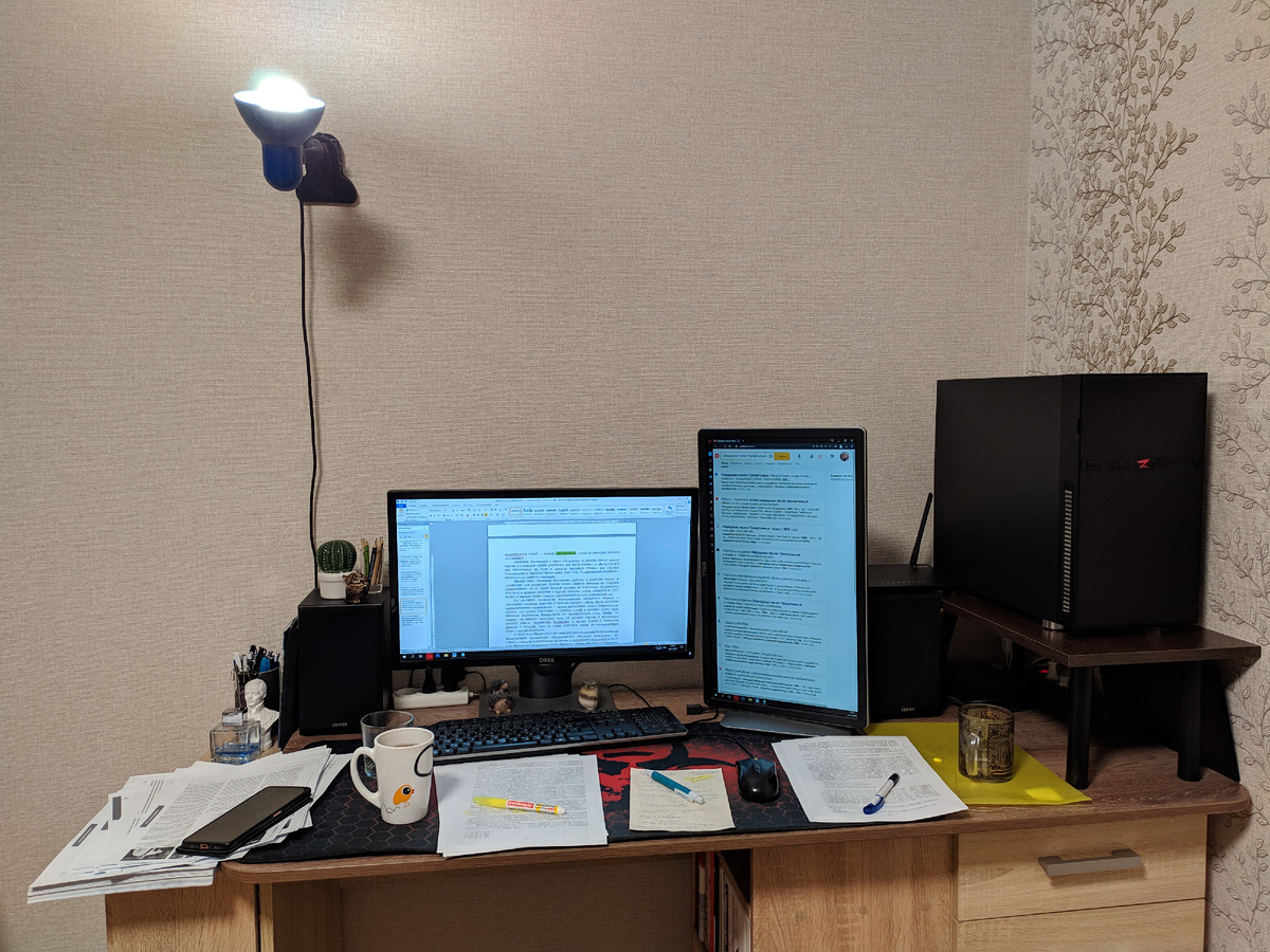 Так выглядело рабочее место в зале осенью 2022 года. С того времени многое поменялось.