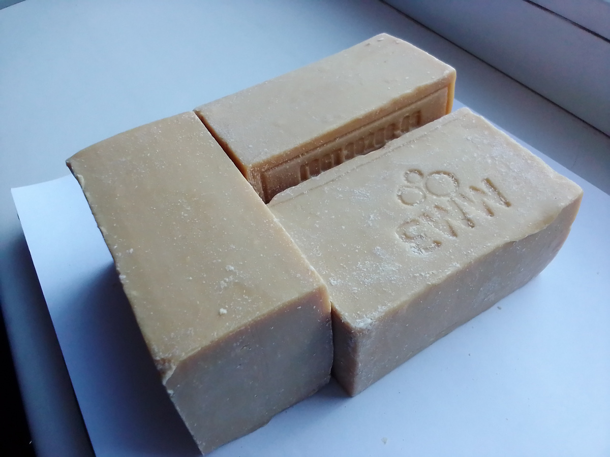 Не знаю, как в то время выглядели куски хозяйственного мыла. Сегодня они выглядят вот так. И в них вполне можно что то спрятать. 