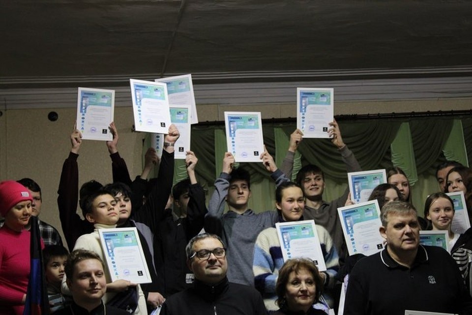    25 ребят из многодетных семей Горловки освоили офисные программы и стали счастливыми обладателями сертификатов. Фото: Горловская епархия