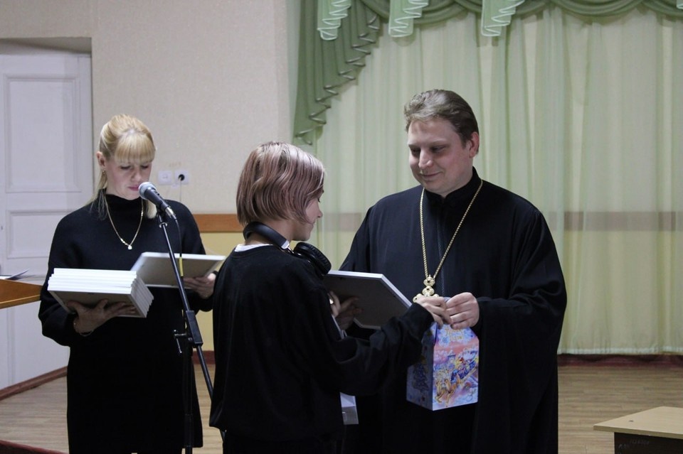    Торжественное вручение сертификатов. Фото: Горловская епархия