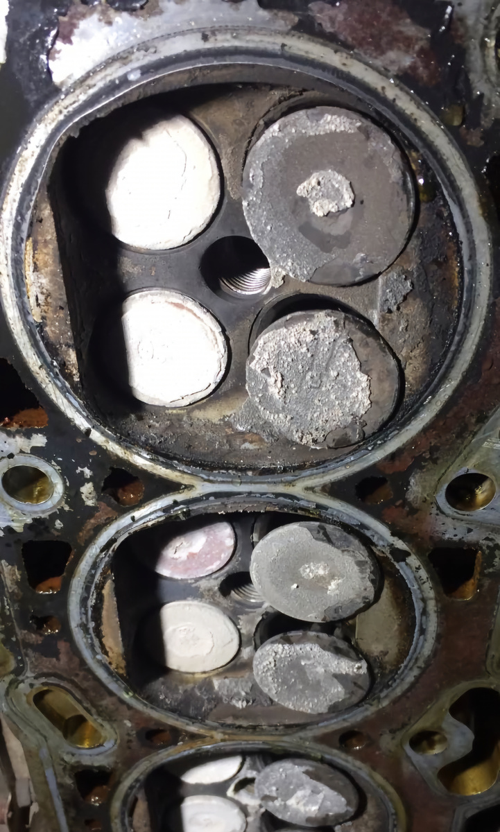 Наглядный пример прогоревших клапанов в ГБЦ