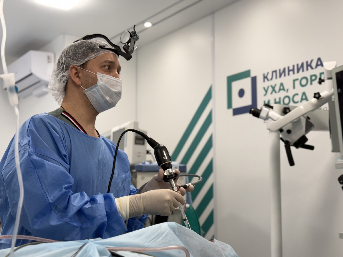 На фото эксперт по лор-патологиям, ринохирург Клиники уха, горла и носа Галкин Алексей  Влладимирович 
