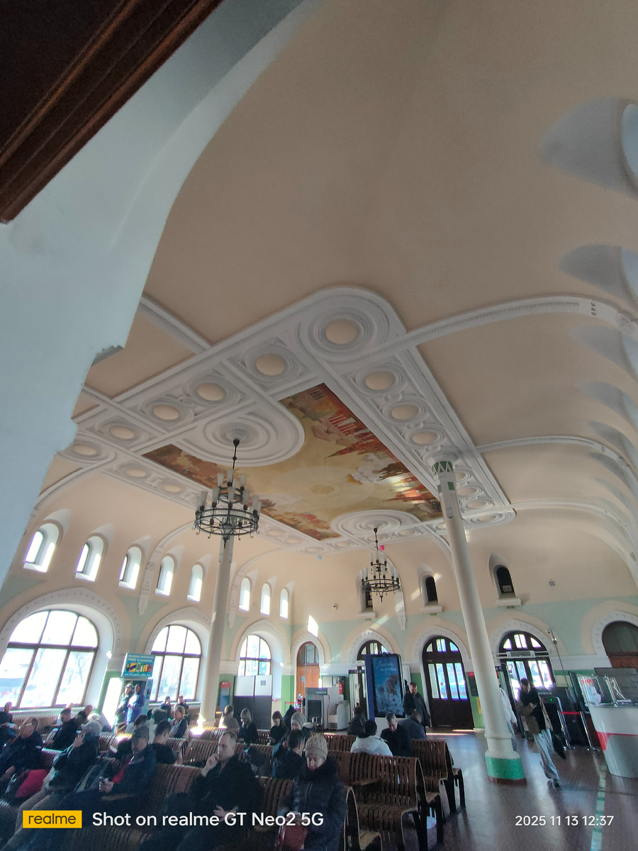 Небольшой зал ожидания. Фото автора.