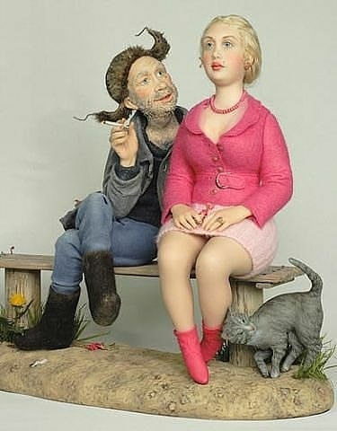 Надеюсь, они не пара. Он явно рубит сук не по себе. Её взгляд красноречив: "Привязался, колхоз!". А может, это пьяненький отец с приехавшей в гости дочерью? Все его бредни она знает наизусть, потому и сидит с таким отсутствующим видом.