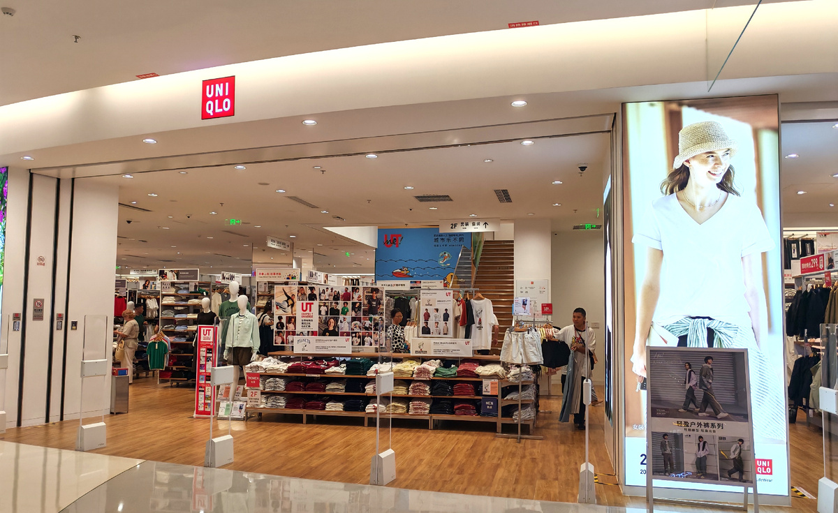 Вход в магазин Юникло в Санье