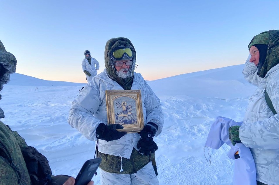    Отец Игорь привез на перевал Дятлова образ Георгия Победоносца. Сергей КОЛЯСКИН