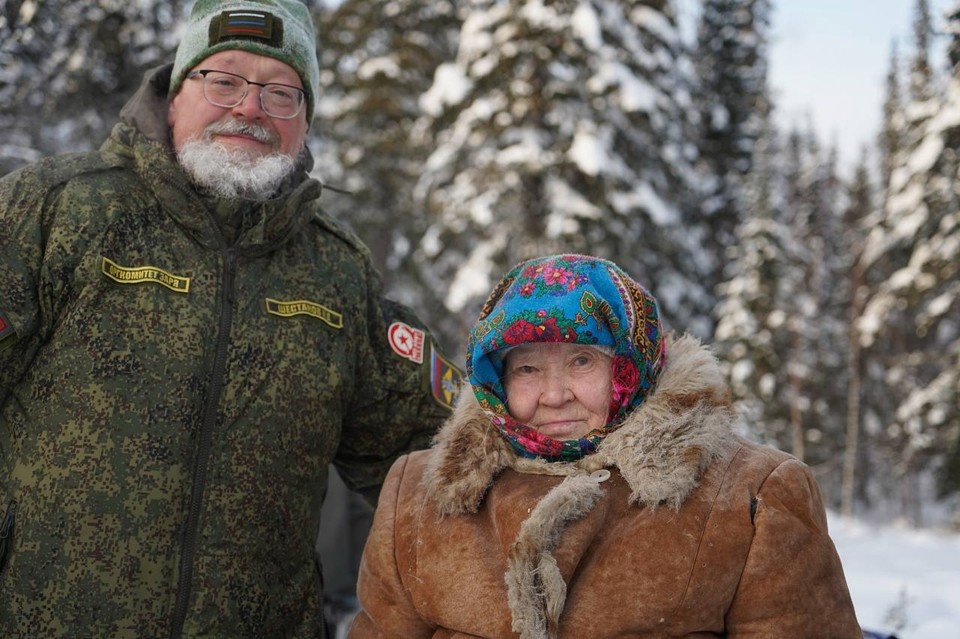    Отец Игорь с пожилой охотницей-манси. Сергей КОЛЯСКИН