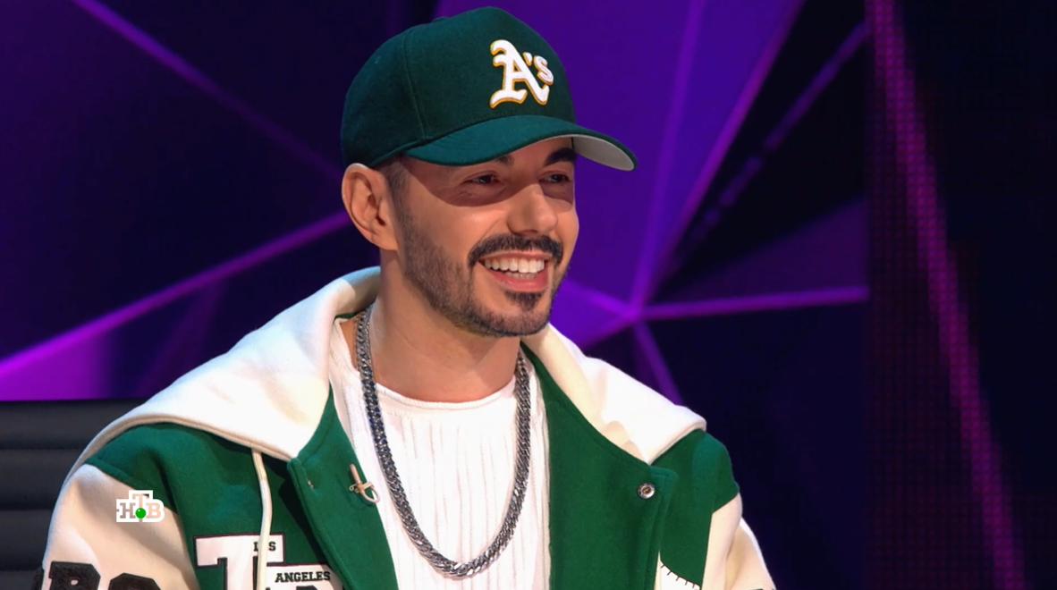 Канал НТВ. «Маска» — музыкальное телешоу, являющееся российской адаптацией шоу международного формата The Masked Singer компании Munhwa Broadcasting Corporation. . Тимур Родригез (настоящее имя — Тимур Михайлович Керимов) — российский актёр, певец, теле- и радиоведущий, шоумен.