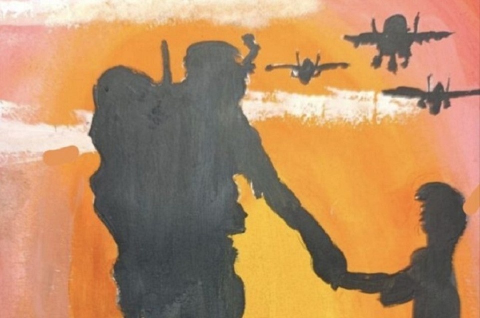    В своих рисунках дети выразили глубокую благодарность и уважение к защитникам страны. Фото: ТГ/Никитина