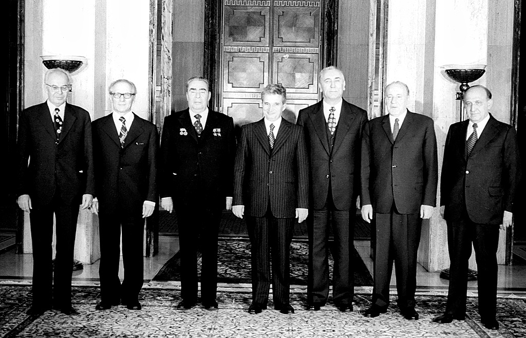 Слева направо: Густав Гусак (ЧССР), Эрик Хонеккер (ГДР), Леонид Брежнев, Николае Чаушеску (СРР), Эдвард Герек (ПНР), Янош Кадар (ВНР) и Тодор Живков (НРБ). Фото из открытых источников. 