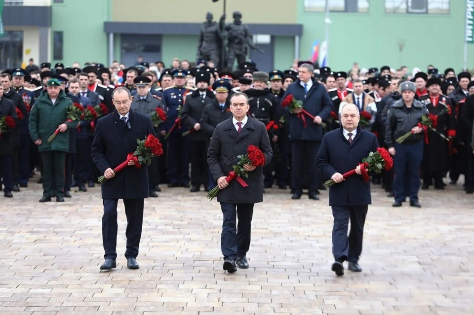    Губернатор Кубани возложил цветы к Вечному огню в центре «Патриот» Фото: пресс-служба администрации Краснодарского края