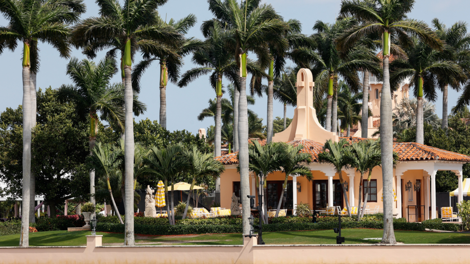     Застреленный у дома Трампа мужчина был одержим файлами Эпштейна REUTERS/Marco Bello