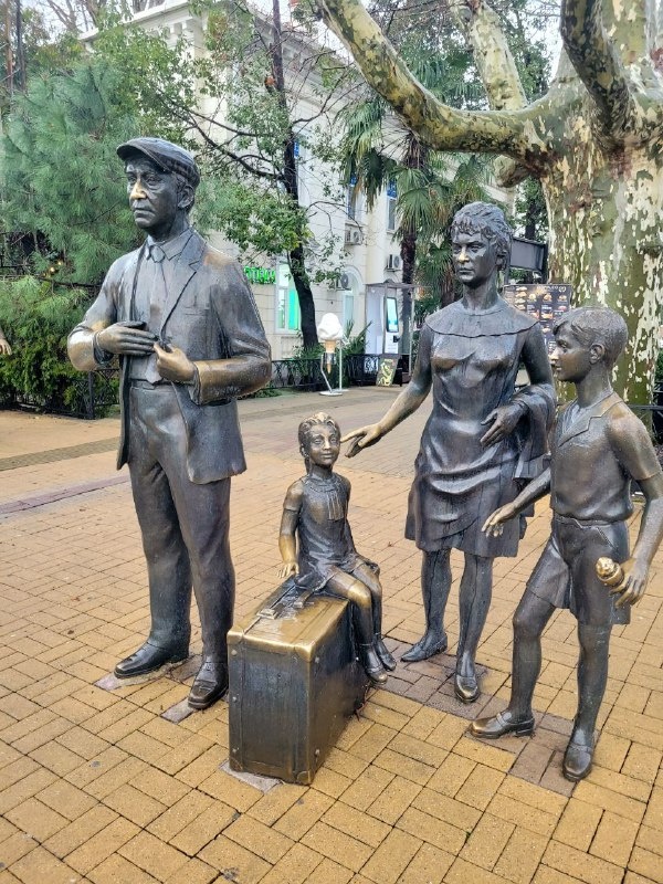 Памятник героям комедии "Бриллиантовая рука" на набережной Сочи