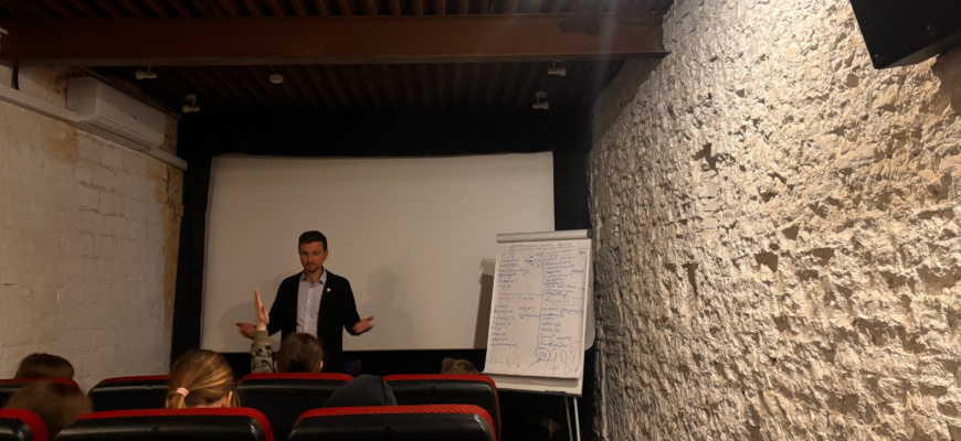 На уроке Евгений Чернов раскрыл пятиклассникам главный секрет оратора: чтобы удержать внимание зала, мало владеть голосом — нужно дарить людям смысл, как это делал великий Виктор Франкл. Елизавета Бах