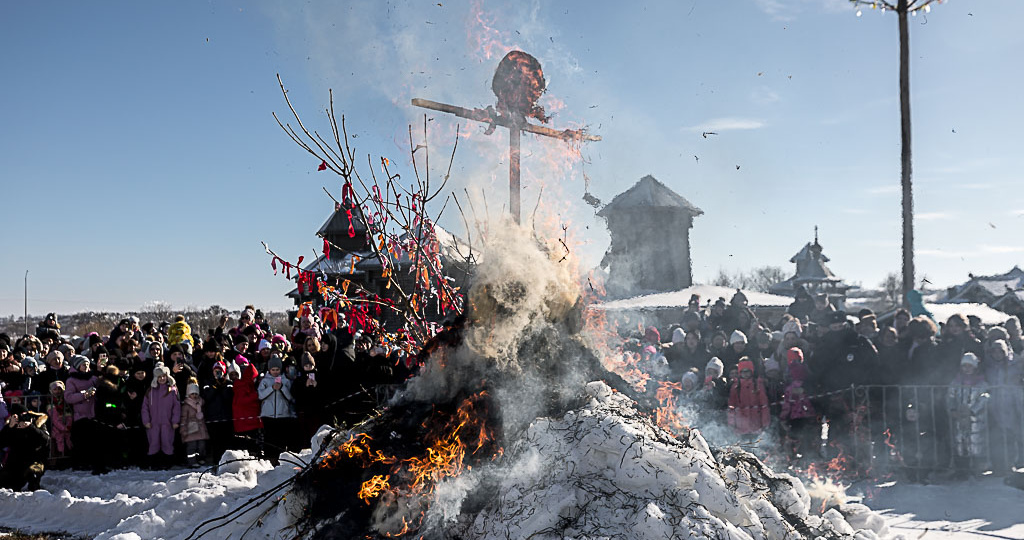 Белгородцы проводили Масленицу штурмом ледяной горы (фоторепортаж)