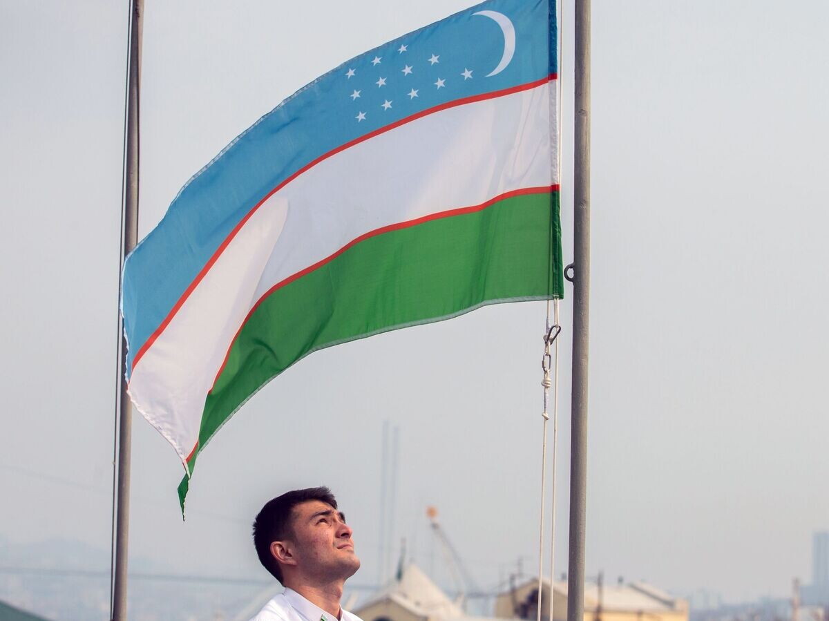    Флаг Узбекистана на здании открывшегося генерального консульства Республики Узбекистан во Владивостоке© РИА Новости . Татьяна Меель