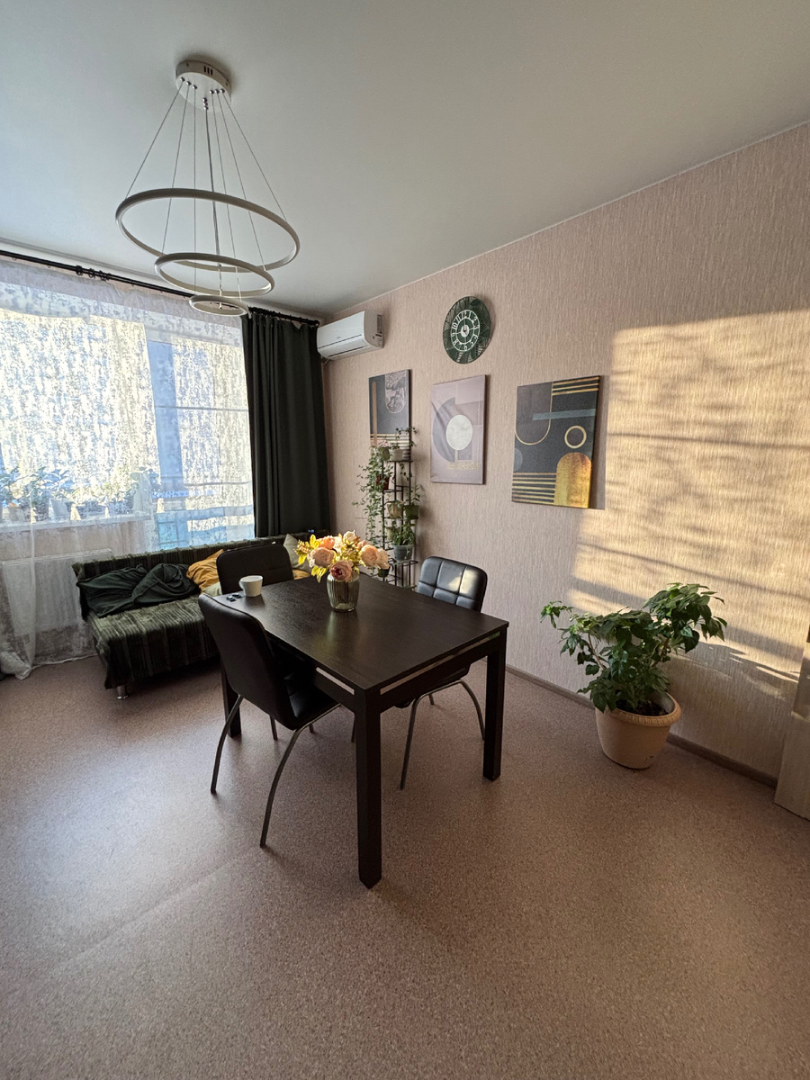 Пока на балкон не выходим, диванчик передвинула