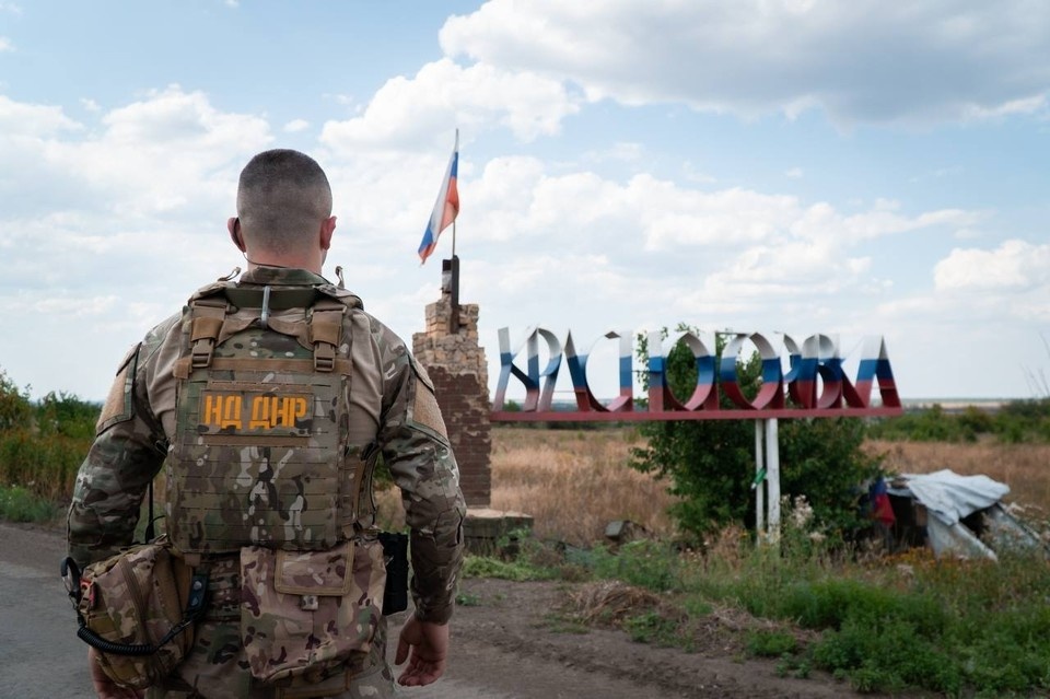    Современный защитник - это не только воин, но и тот, чей труд направлен на обеспечение мира и благополучия других. Фото (архив): ТГ/Пушилин